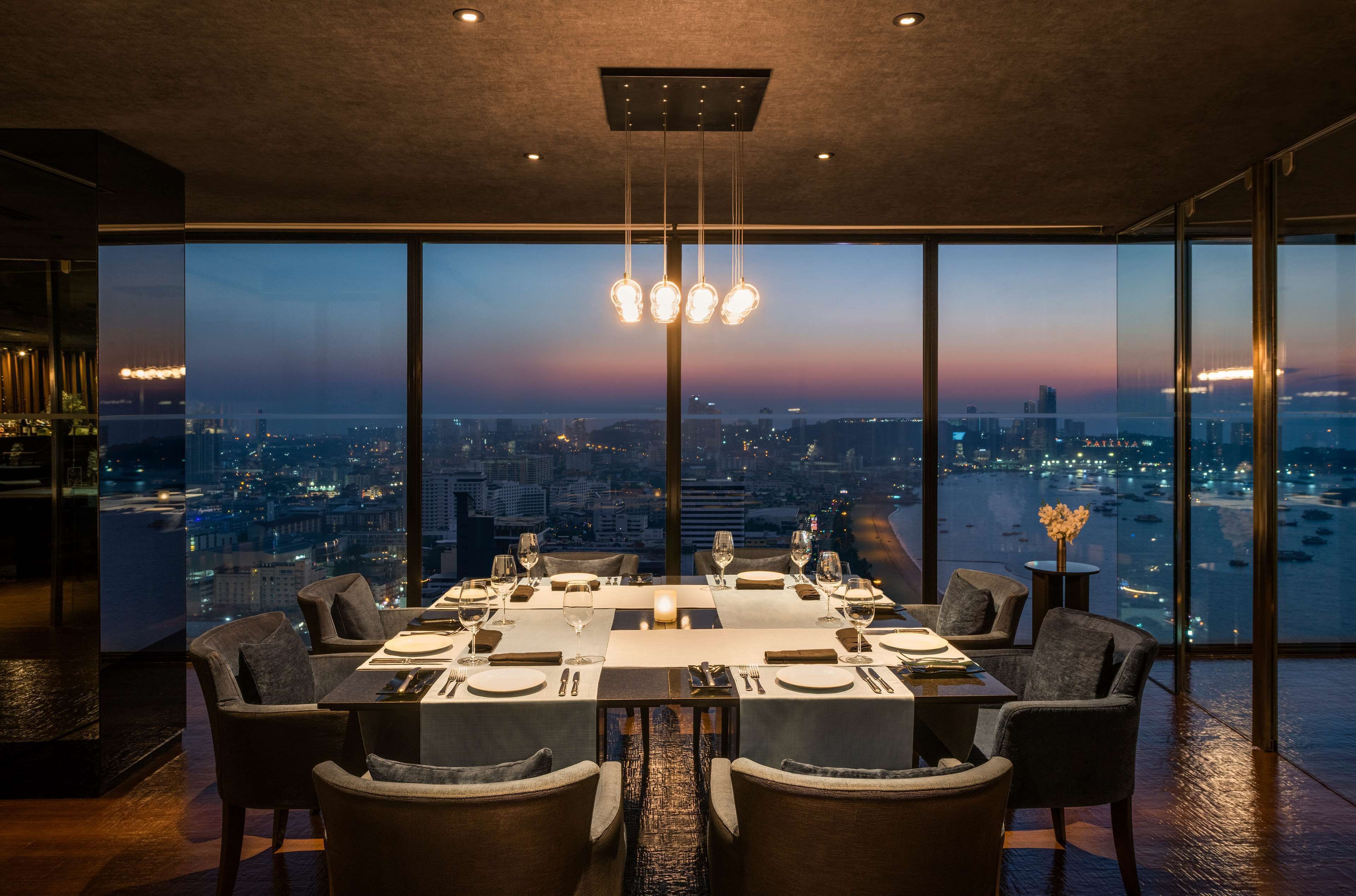 3 restaurants, breakfast served