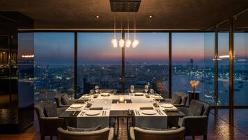 3 restaurants; breakfast, lunch, dinner, and brunch served