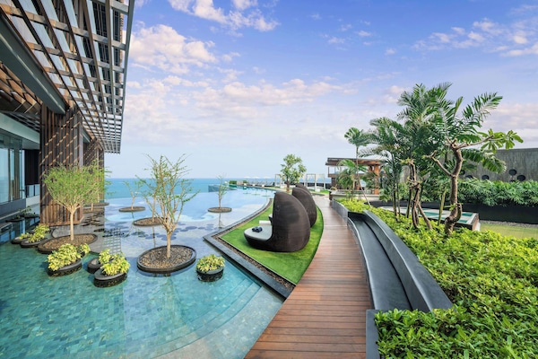 Hồ bơi ngoài trời