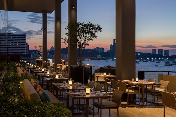 3 restaurants; breakfast, lunch, dinner, and brunch served