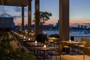 3 restaurants, breakfast served - Hilton Pattaya (Pattaya)