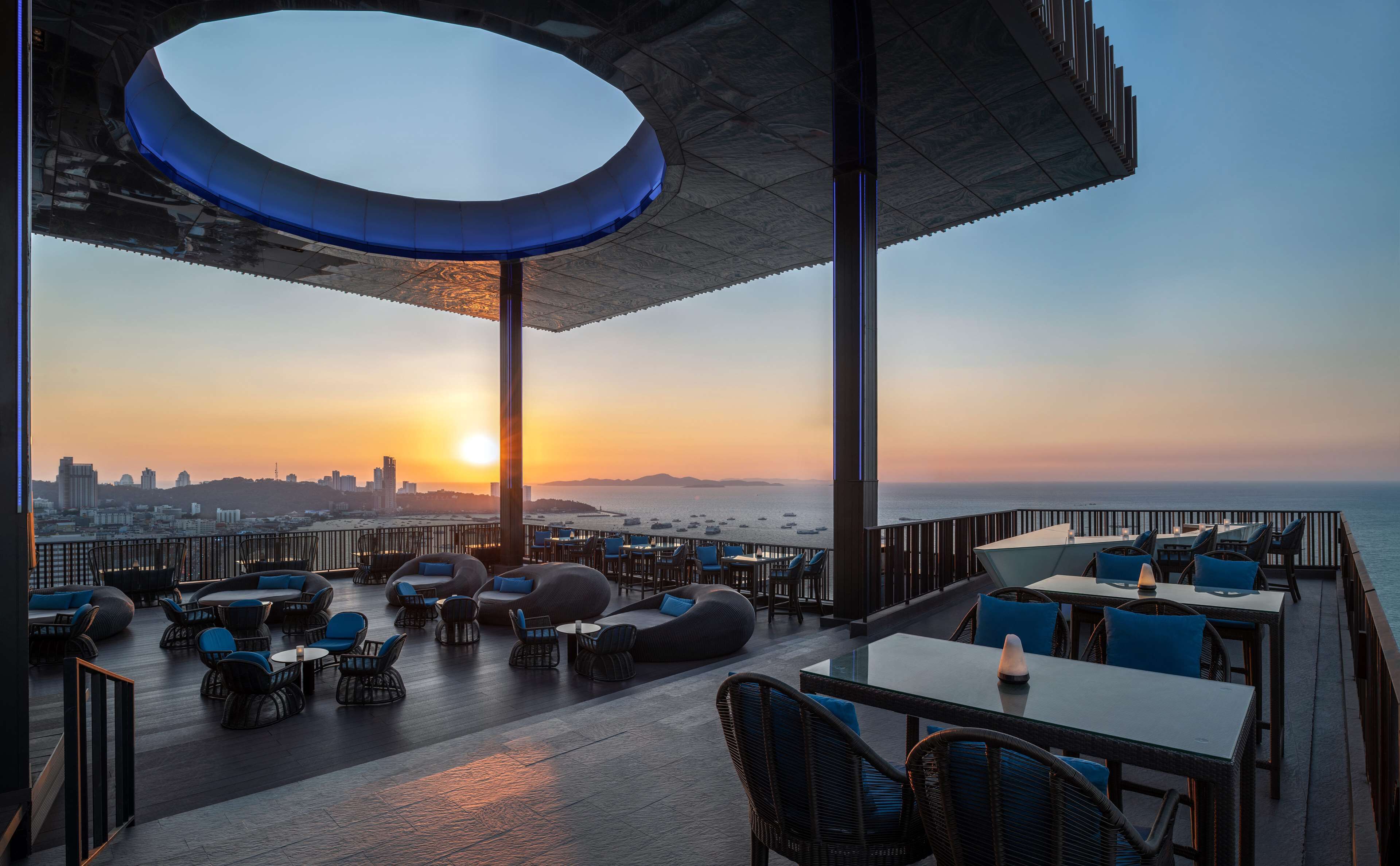 3 restaurants; breakfast, lunch, dinner, and brunch served