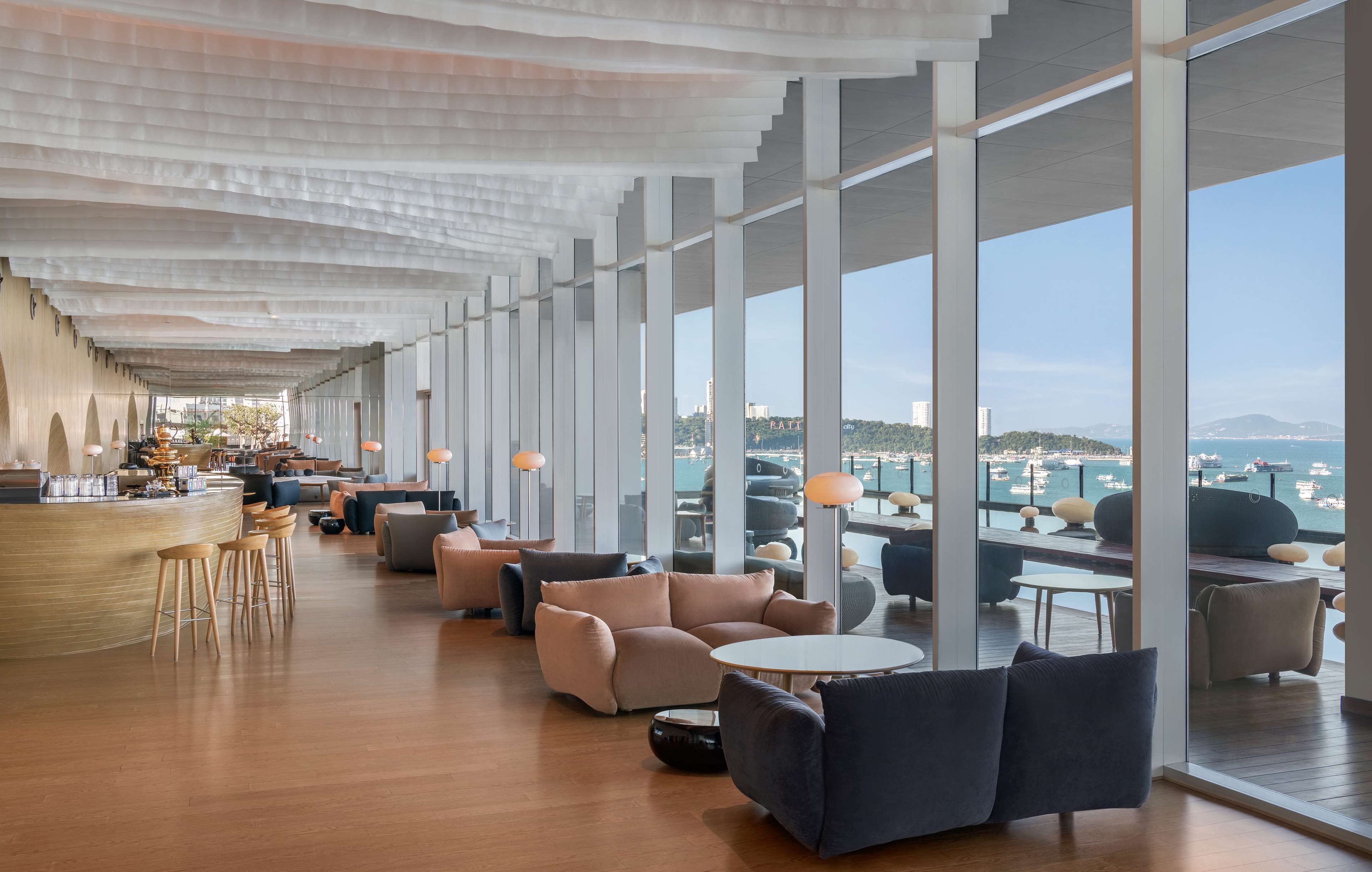 2 bares/lounges, bar ao lado da piscina