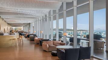 2 bares/lounges, bar ao lado da piscina