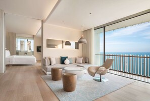 Suite, 1 kingsize-seng, havutsikt (Prestige) | Safe på rommet, skrivebord, blendingsgardiner og strykejern/-brett