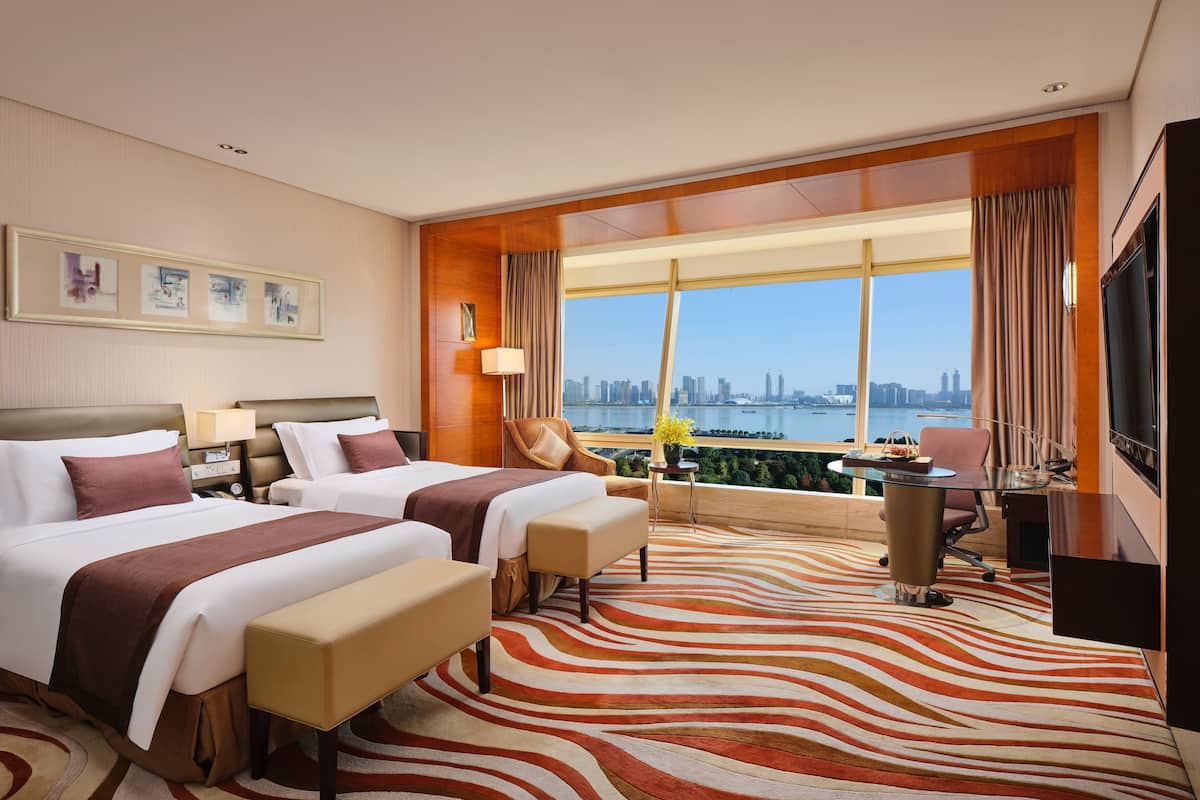 minibar, in-room safe, laptop workspace, blackout curtains