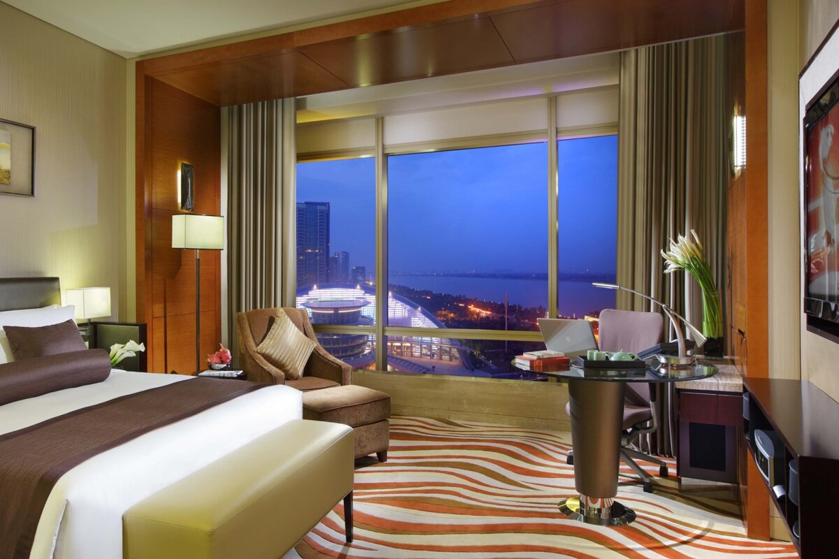 Minibar, in-room safe, laptop workspace, blackout drapes
