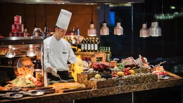 3 restaurants; breakfast, lunch and dinner served