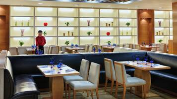 3 restaurants; breakfast, lunch, and dinner served