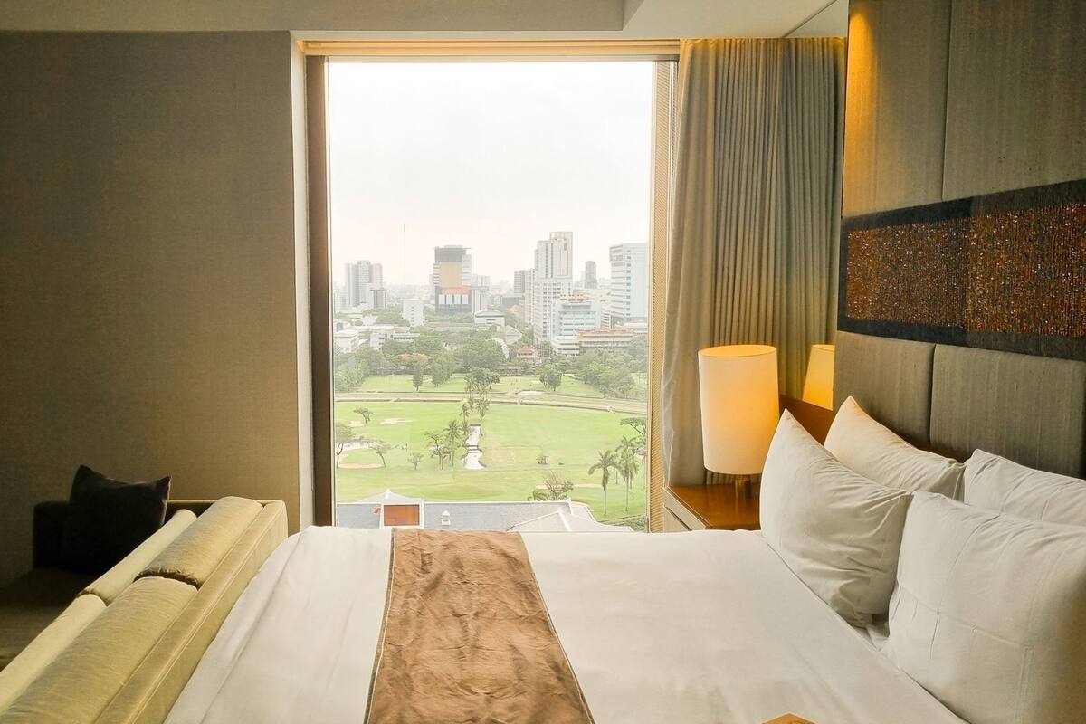 Premium bedding, down comforters, in-room safe, soundproofing