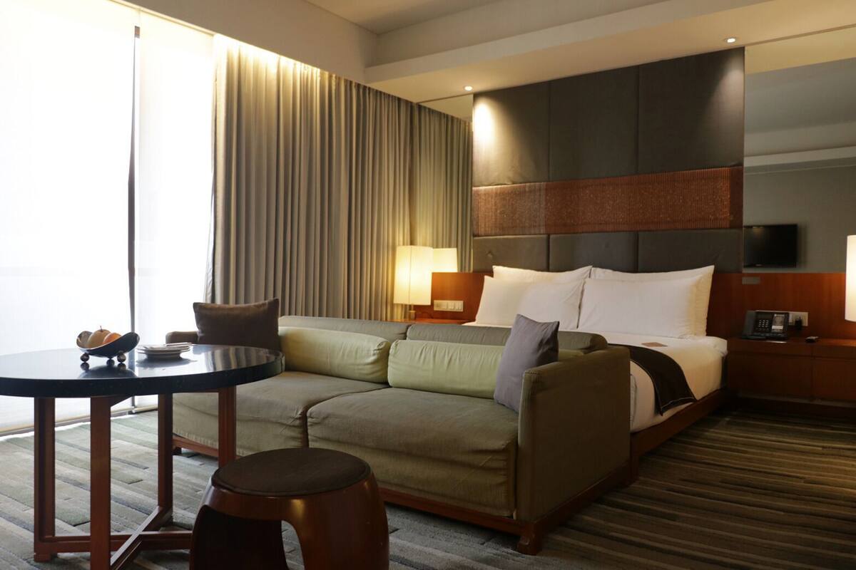 Premium bedding, down comforters, in-room safe, soundproofing