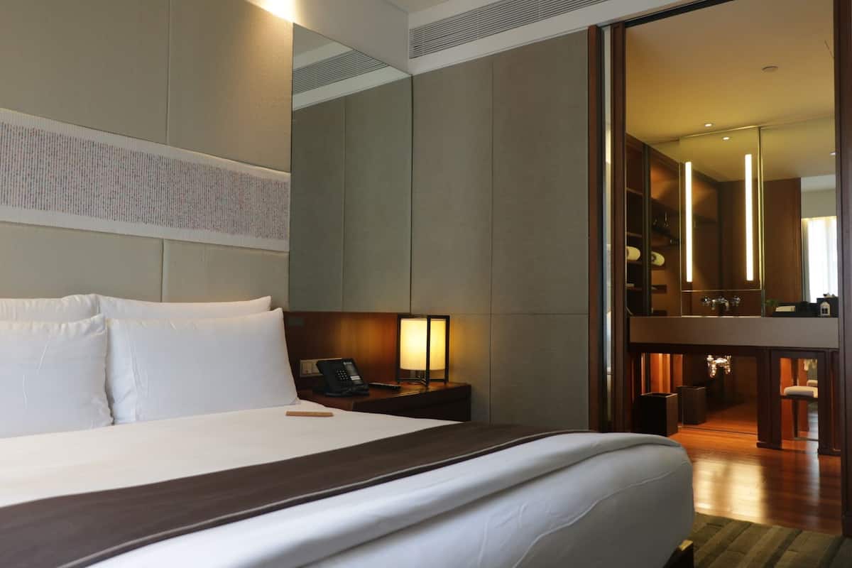 Premium bedding, down comforters, in-room safe, soundproofing
