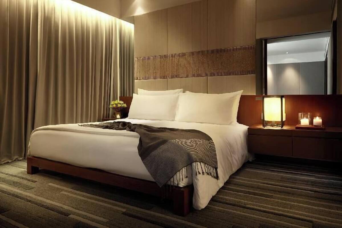 Premium bedding, down comforters, in-room safe, soundproofing