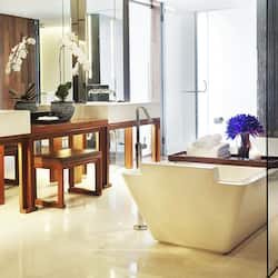 Loft suite | 浴室 | 独立的浴缸和淋浴、大花洒淋浴喷头、免费洗浴用品、吹风机