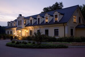 Front of property – evening/night - Gut Klostermühle (Briesen)