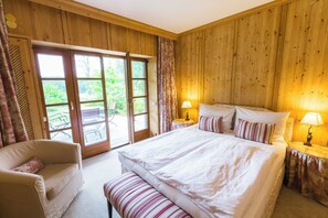 Familjesvit - sjöutsikt | Allergitestade sängkläder, minibar och värdeförvaringsskåp på rummet