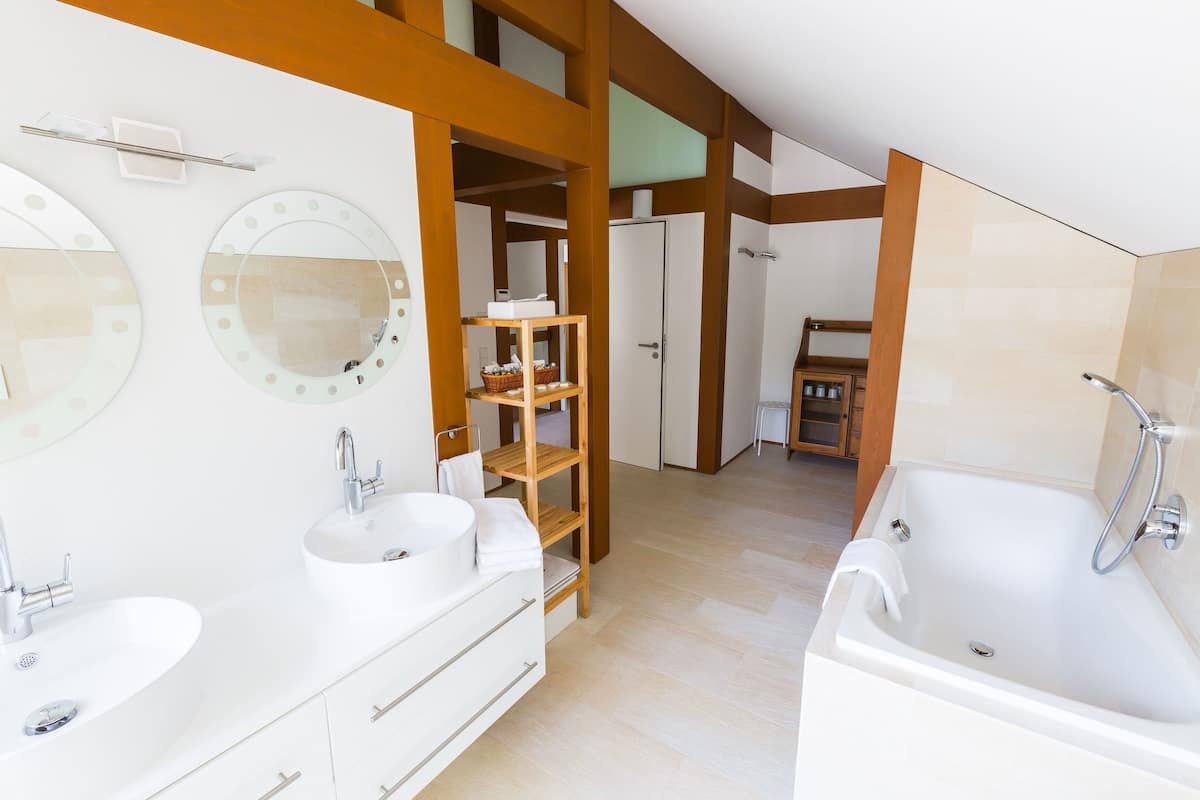 cottage, 3 bedrooms, kitchen (hufhaus) | bathroom | free toiletries, hair dryer, bathrobes, towels