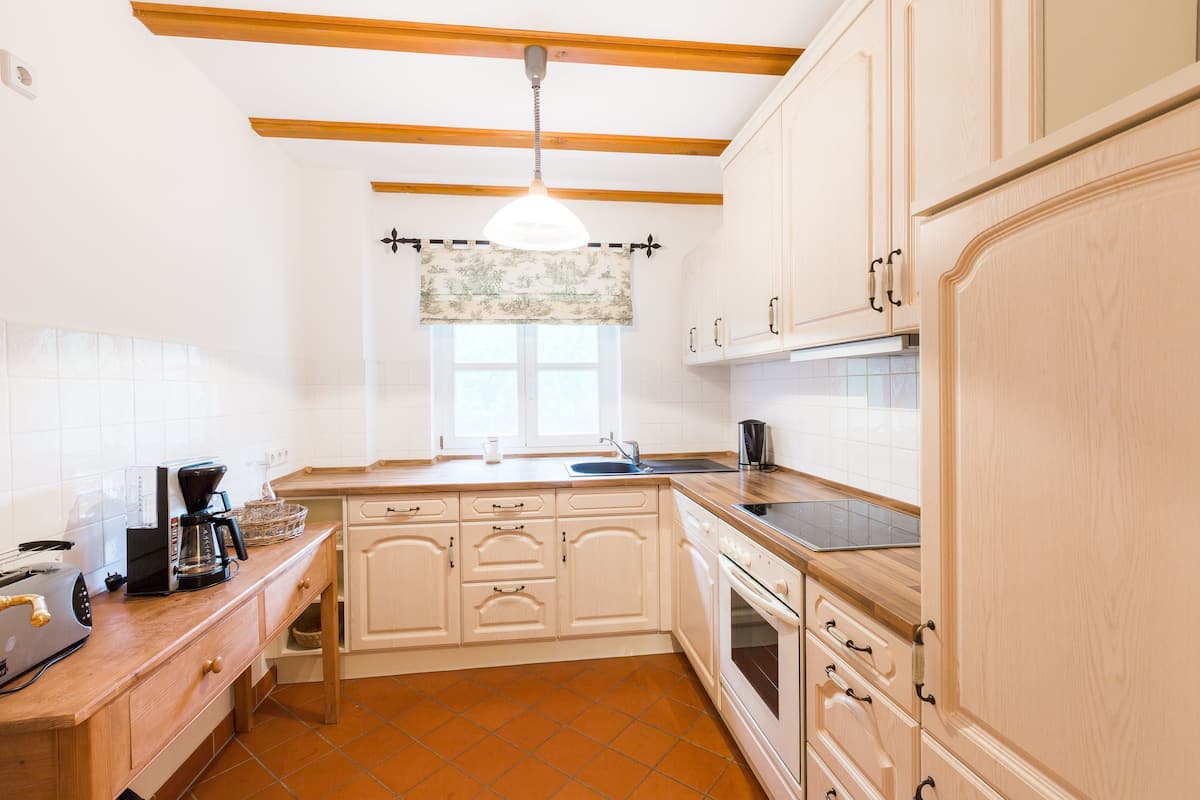 apartment, 2 bedrooms, kitchen, ground floor (geigenbauerhaus) | private kitchen | electric kettle