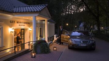Ein Gebäude mit einer Rezeption und einem geparkten Auto.