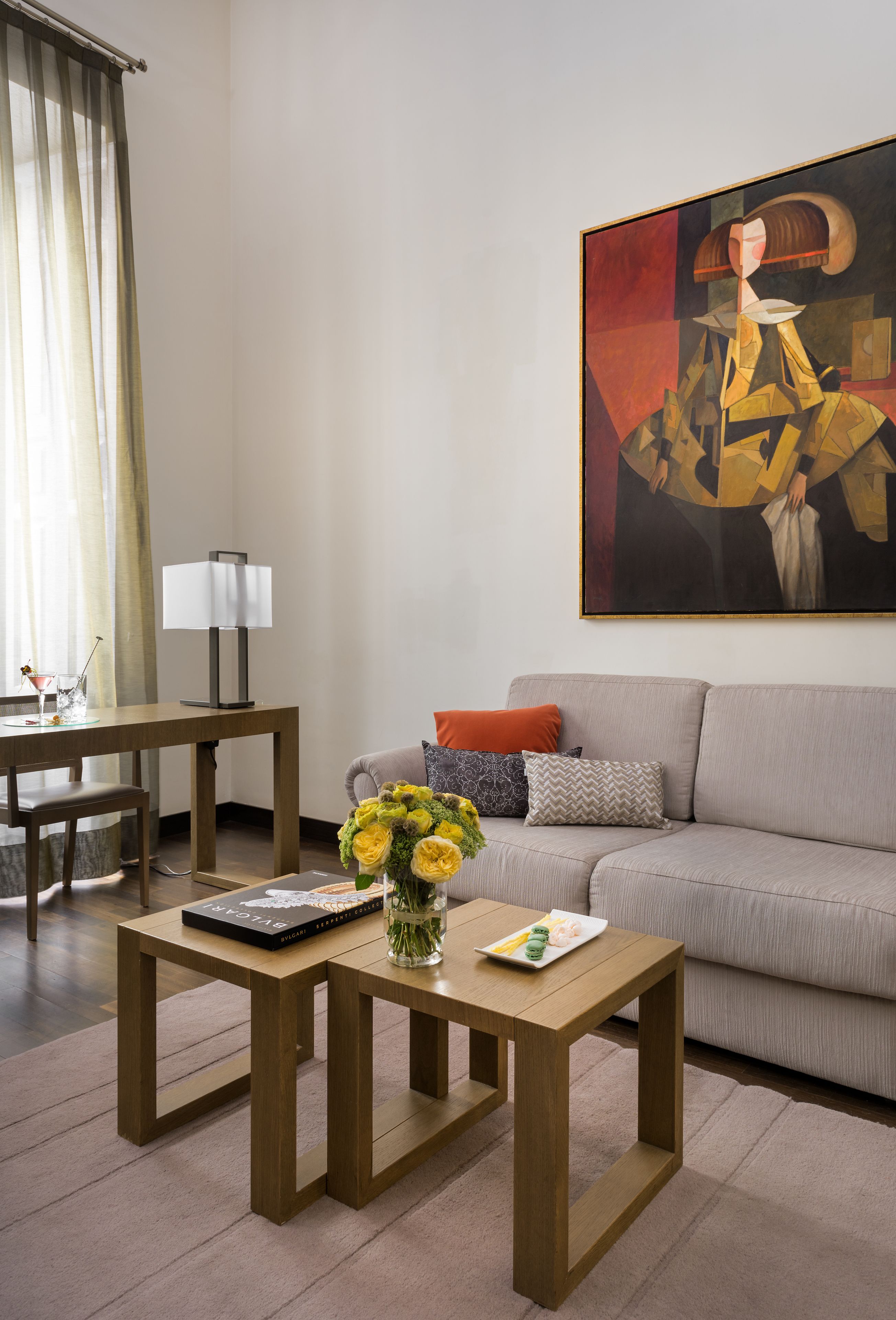 Een 49-inch lcd-televisie met satellietzenders en televisie