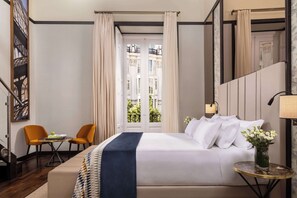 Bộ đồ giường cao cấp, minibar, két bảo mật tại phòng, bàn 
