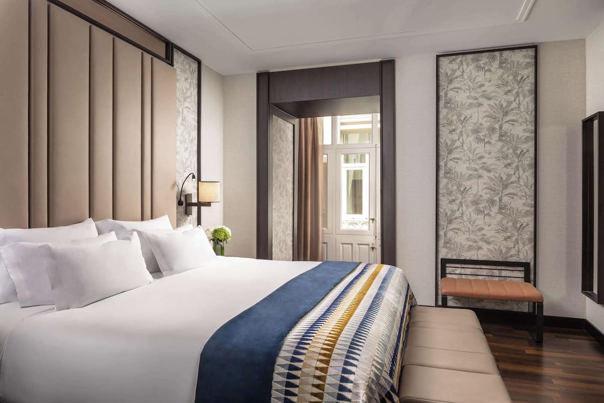Deluxe Room | 1 bedroom, premium bedding, minibar, in-room safe