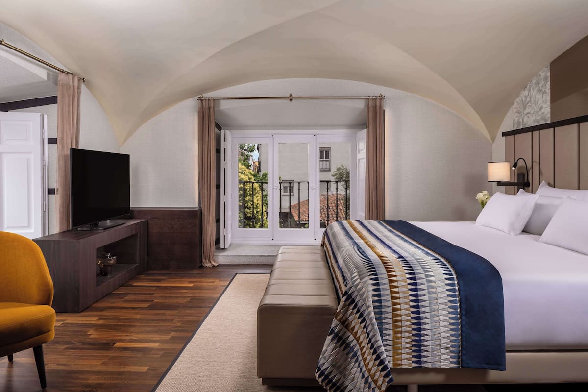 1 bedroom, premium bedding, minibar, in-room safe