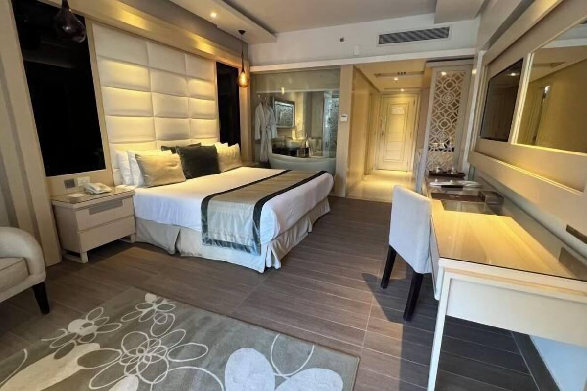 1 bedroom, premium bedding, minibar, in-room safe