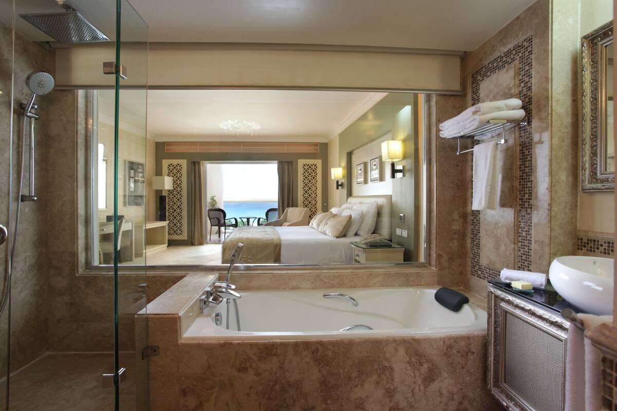 Deluxe Double Room, Sea View | Bathroom | Combined shower/tub, free toiletries, hair dryer (on request), bidet