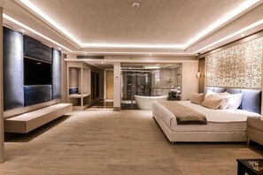 1 bedroom, premium bedding, minibar, in-room safe