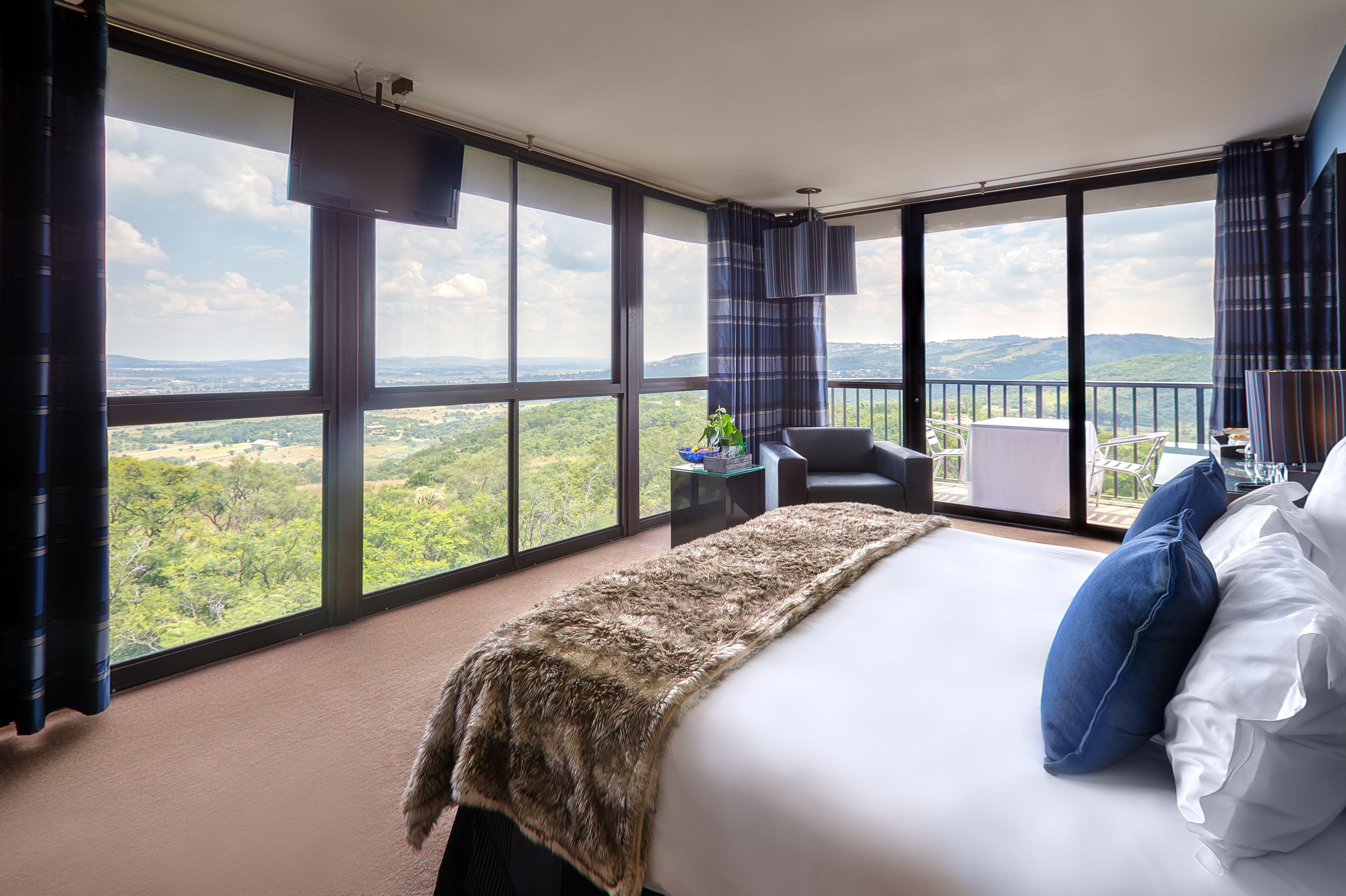 Free minibar, in-room safe, iron/ironing board, free WiFi