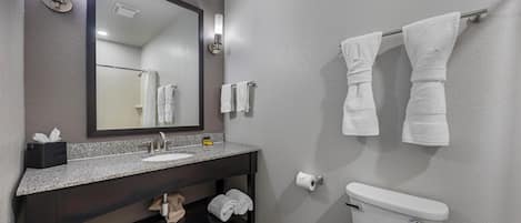 Standaard kamer, 2 queensize bedden, niet-roken, koelkast & magnetron | Badkamer | Een bad/douchecombinatie, gratis toiletartikelen, een haardroger