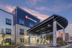 Egy modern dizájnnal rendelkező Best Western PLUS szálloda, fedett bejárattal és gondozott kültéri területtel.