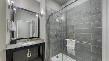 Suite, 2 queensize bedden, toegankelijk voor mindervaliden, koelkast en magnetron (with Sofabed) | Badkamer | Een bad/douchecombinatie, gratis toiletartikelen, een haardroger