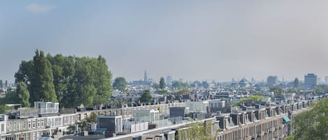Una hilera de casas escalonadas con techos planos, presumiblemente edificios residenciales en una zona urbana.