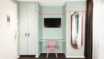 Twin Room, 2 Twin Beds | Living area | 26-inch LED TV with cable channels, TV