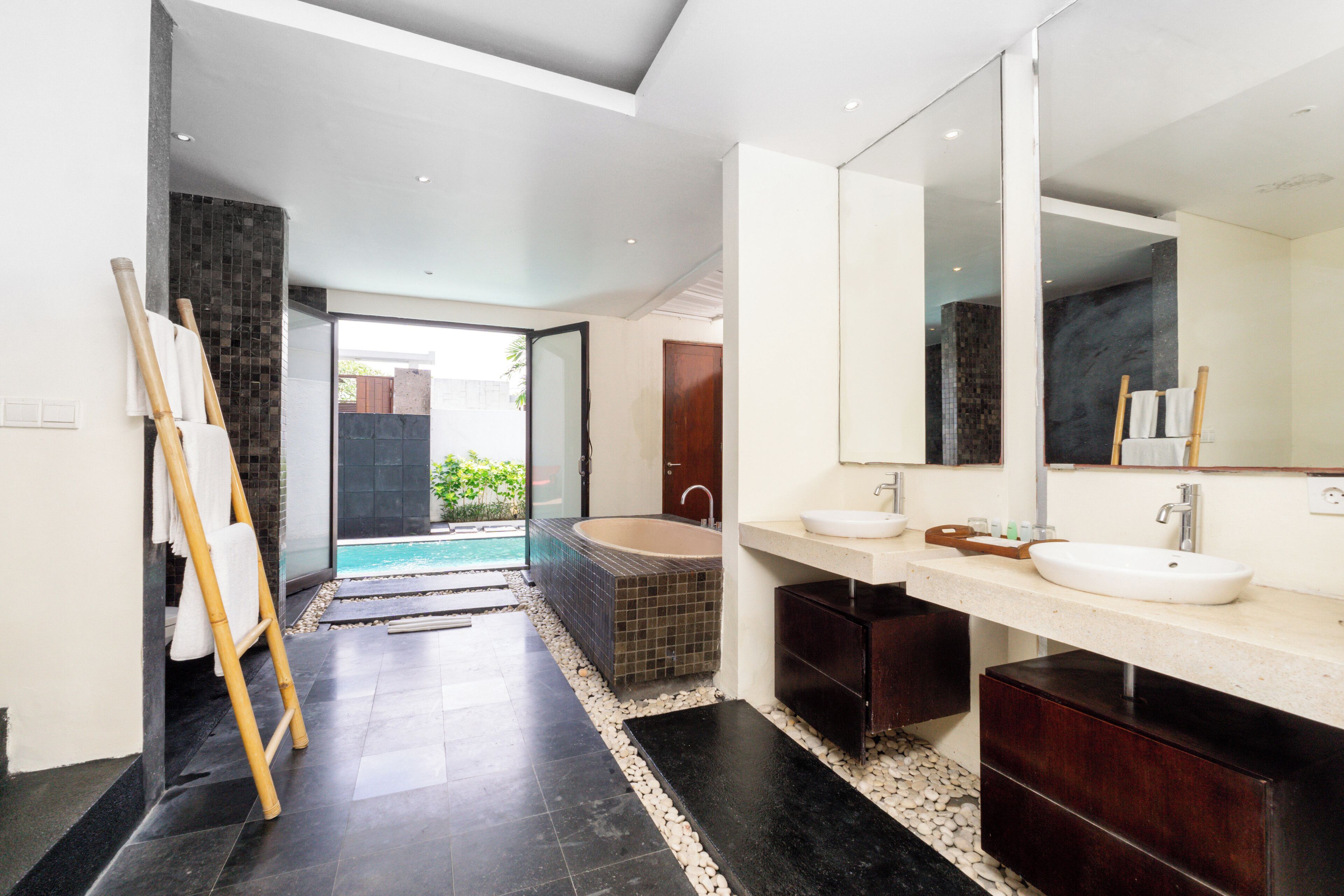 Villa (Super Deluxe Pool Villa) | Baño | Tina y regadera independientes, tina profunda, regadera tipo lluvia 