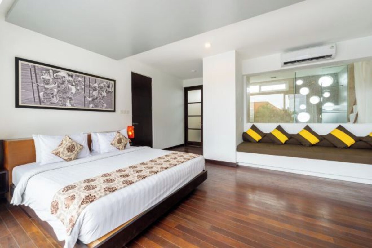 Pillowtop beds, in-room safe, desk, WiFi (free)