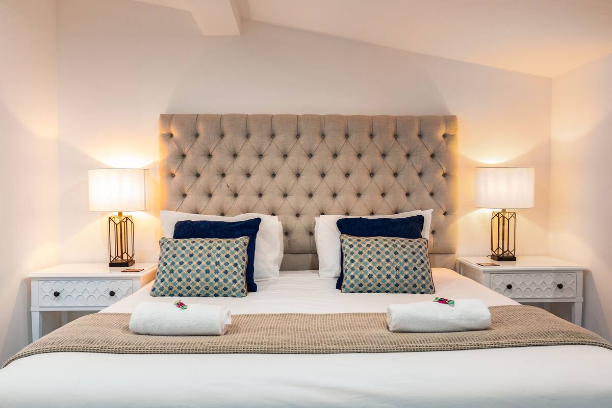 Room 5 Upstairs Deluxe Ocean Suite | 高級寢具、迷你吧、客房內保險箱、熨斗/熨衣板