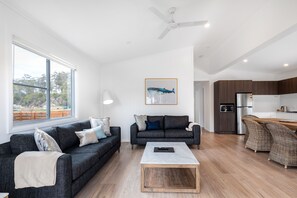 Executive Villa, 3 Bedrooms 'Pet Friendly' | Oppholdsområde | Smart-TV