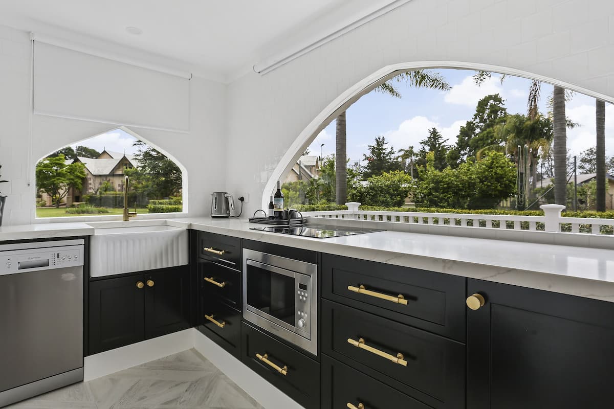 deluxe cottage, garden view | private kitchen | electric kettle