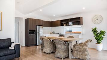 Executive Villa, 3 Bedrooms 'Pet Friendly' | Private kitchen