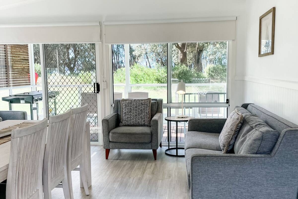 Classic Villa, 2 Bedrooms 'Pet Friendly' | 起居區 | 智慧型電視