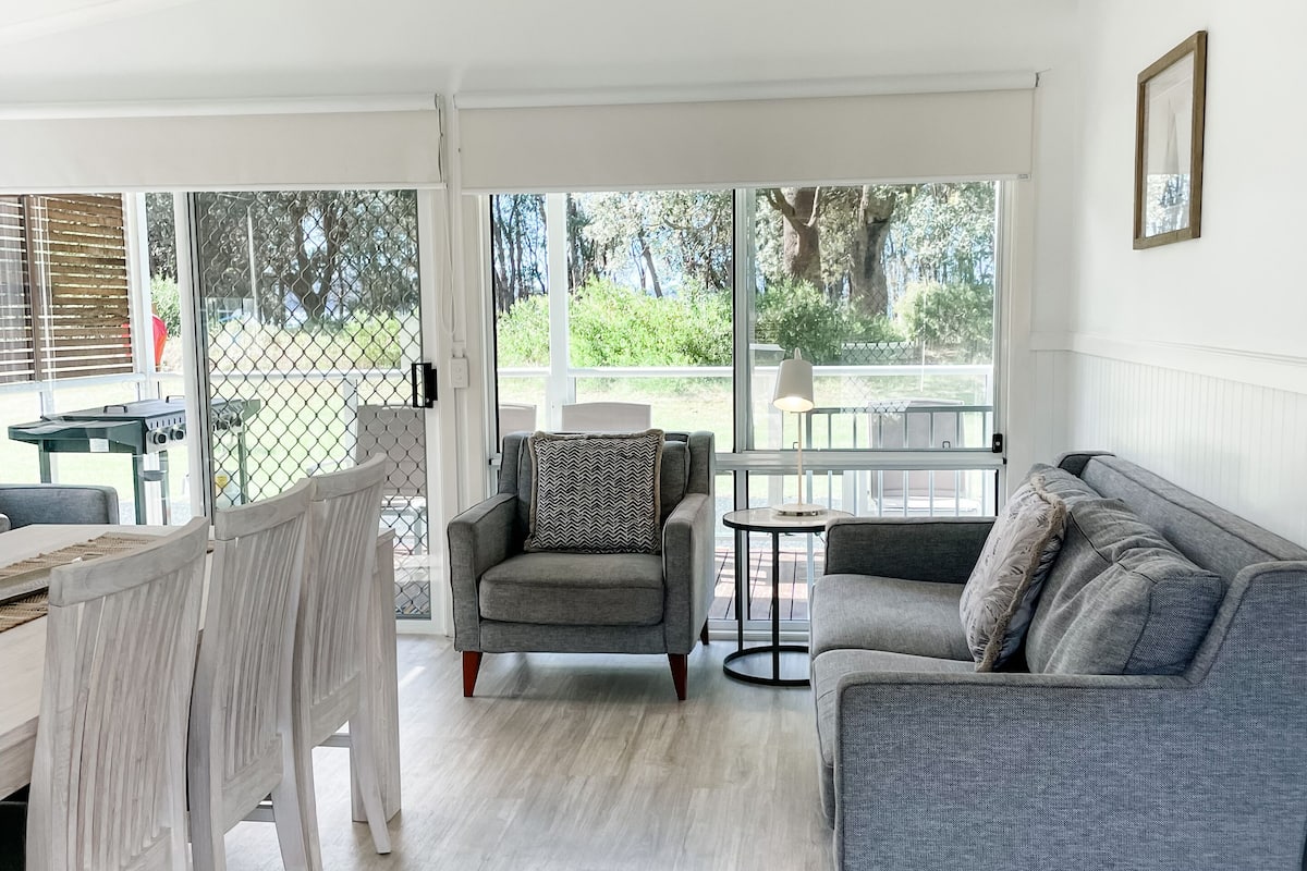 Classic Villa, 2 Bedrooms 'Pet Friendly' | Woonruimte | Een smart-tv