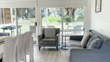 Classic Villa, 2 Bedrooms 'Pet Friendly' | 起居区 | 智能电视
