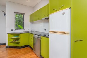 Fridge, microwave, stovetop, dishwasher - Dreamcatcher Beachsides Apartments (Port Douglas)
