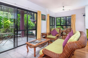 100-cm TV with cable channels, DVD player - Dreamcatcher Beachsides Apartments (Port Douglas)