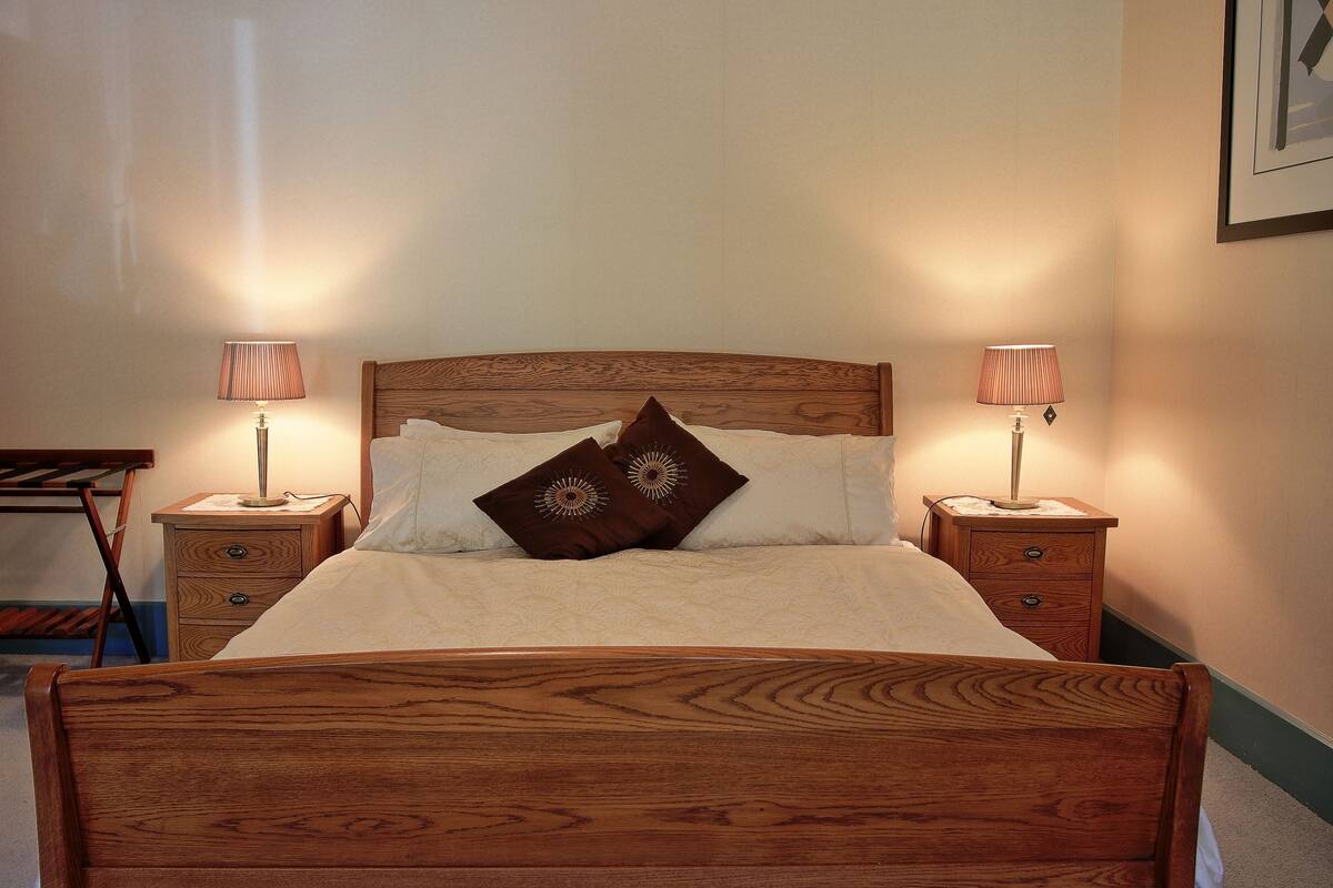 Kaka Room | Egyptian cotton sheets, premium bedding, pillow-top beds, in-room safe