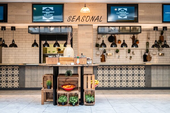 Petit déjeuner, déjeuner et dîner servis sur place