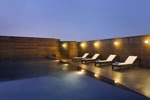Una piscina al aire libre